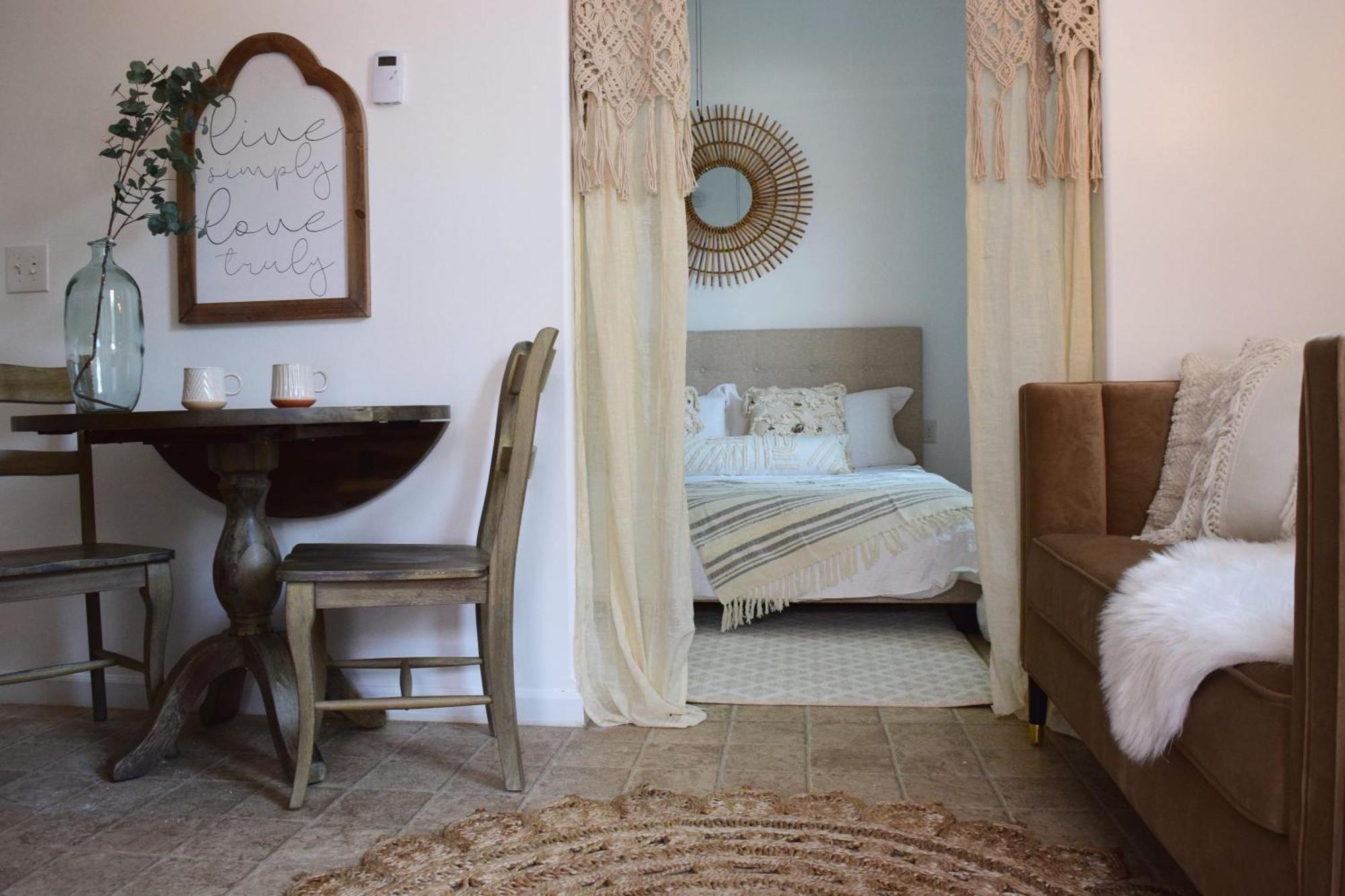 Le Petit Guesthouse -King Bed Walk To Whitworth Nine Mile Falls Экстерьер фото