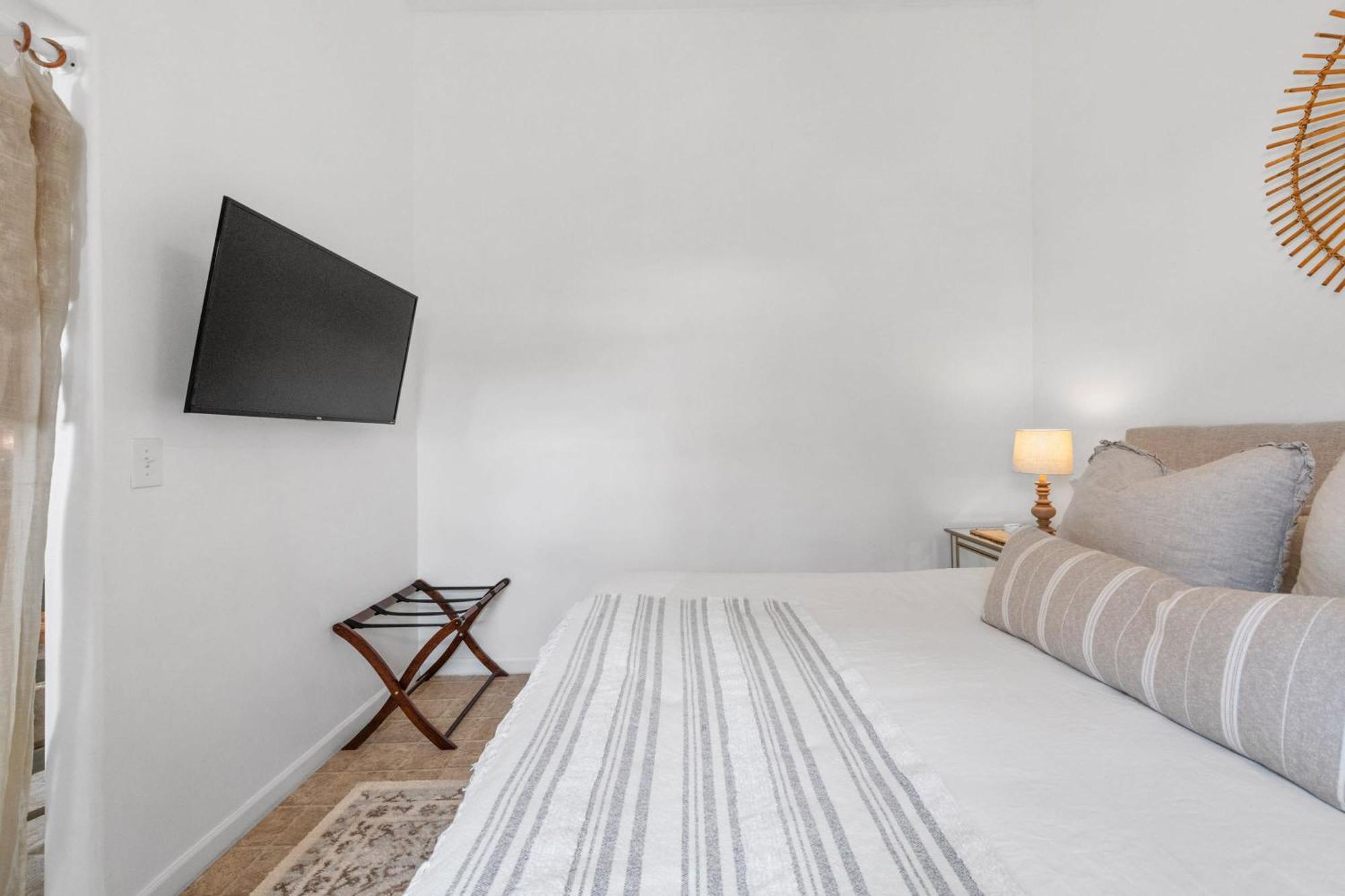 Le Petit Guesthouse -King Bed Walk To Whitworth Nine Mile Falls Экстерьер фото